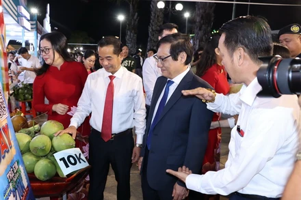 Lãnh đạo tỉnh Đồng Nai tham quan gian trưng bày trong chương trình Tuần lễ.