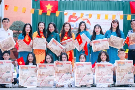 Giáo viên và học sinh ở Đồng Nai hào hứng đón nhận phụ san đặc biệt của Báo Nhân Dân.