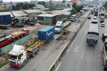 Khoảng 500m trên Quốc lộ 51 đoạn trước khu du lịch Sơn Tiên được tạm đóng để sửa chữa.