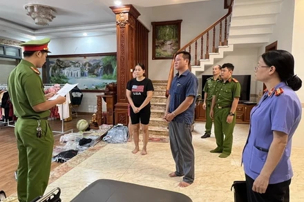 Cơ quan điều tra tống đạt quyết định khởi tố bị can, bắt tạm giam Lê Văn Hòa.