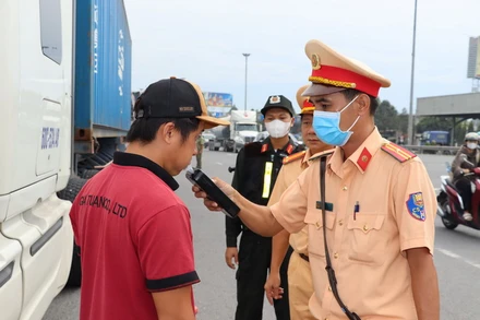 Tổ công tác đo nồng độ cồn lái xe trên Quốc lộ 1A.