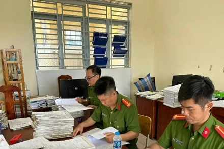 Lực lượng công an khám xét tại Trung tâm phát triển quỹ đất huyện Long Thành tháng 12/2023.