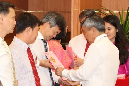 Phó Bí thư Thường trực Tỉnh ủy Đồng Nai Hồ Thanh Sơn trao quyết định nghỉ hưởng chế độ chính sách cho Giám đốc Sở Giao thông vận tải Lê Quang Bình.