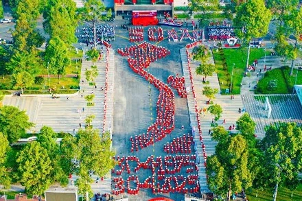 Người dân đồng diễn xếp hình nghệ thuật chào mừng kỷ niệm 50 năm Ngày Giải phóng miền Nam, thống nhất đất nước.