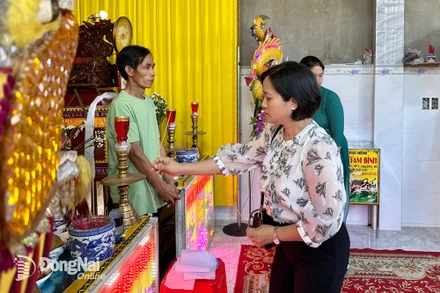 Đại diện Phòng Giáo dục và đào tạo thành phố Biên Hòa đến chia buồn cùng gia đình hai em học sinh bị đuối nước. (Ảnh: Báo Đồng Nai)