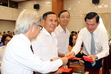 Bí thư Tỉnh ủy Đồng Nai Nguyễn Hồng Lĩnh lì xì đầu Xuân cho các đại biểu tại buổi họp mặt.