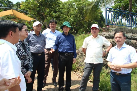 Bí thư Tỉnh ủy Đồng Nai Nguyễn Hồng Lĩnh cùng quyền Chủ tịch Ủy ban nhân dân tỉnh Võ Tấn Đức khảo sát một điểm du lịch ven hồ Trị An thuộc huyện Vĩnh Cửu.