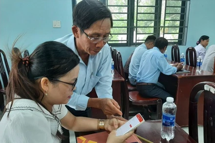 Hướng dẫn sử dụng Sổ tay đảng viên điện tử ở Đảng bộ thành phố Long Khánh. 