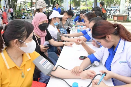 Khám bệnh, tư vấn sức khỏe, cấp phát thuốc miễn phí tại Ngày hội “Thanh niên công nhân – Lan tỏa năng lượng tích cực” năm 2025.