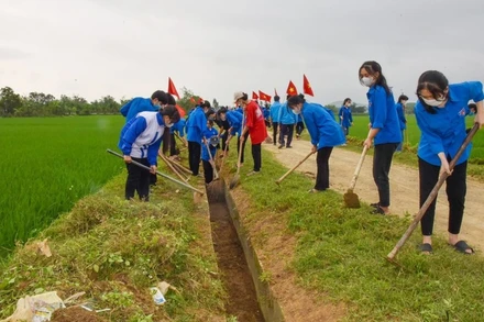 Các đoàn viên thanh niên tham gia vệ sinh môi trường, nạo vét kênh mương. (Ảnh: Thanh Lê)