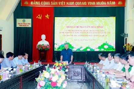 Đồng chí Nguyễn Hòa Bình làm việc với lãnh đạo Tòa án nhân dân hai cấp tỉnh Nghệ An.