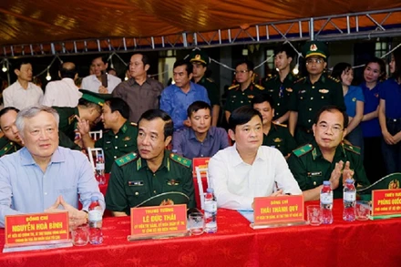 Đồng chí Nguyễn Hòa Bình, Ủy viên Bộ Chính trị, Bí thư Trung ương Đảng, Chánh án Tòa án nhân dân tối cao vui Tết Trung thu cùng trẻ em vùng biên giới Nghệ An.