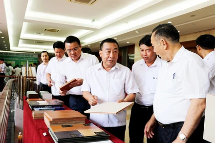 Giới thiệu sản phẩm đến các nhà phân phối. Ảnh Phan Quỳnh.