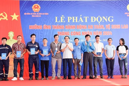 Tặng quà, động viên các lao động bị thương tật do tai nạn lao động nhân tháng công nhân năm 2024.