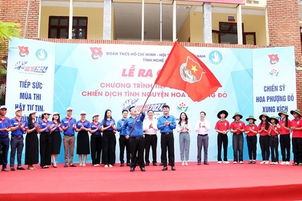 Nghi thức trao cờ Quyết thắng, ra quân Chương trình "Tiếp sức mùa thi" và Chiến dịch "Hoa phượng đỏ" năm 2024. Ảnh: Thanh Quỳnh.