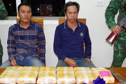 Bắt giữ 2 đối tượng vận chuyển trái phép 36.000 viên ma túy tổng hợp.