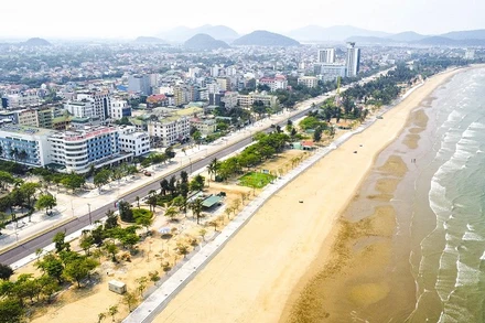 Biển Cửa Lò được thiên nhiên ưu đãi với bãi cát trắng mịn, thoải dài, làn nước trong xanh.