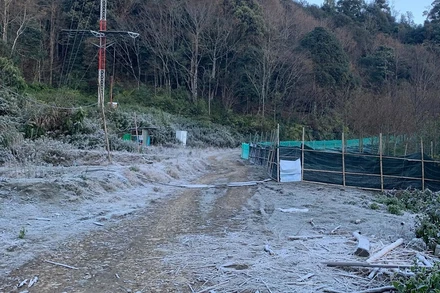 Băng giá xuất hiện quanh Đồn Biên phòng Na Ngoi vào sáng 13/1.