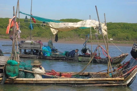 Thuyền đầy đặc sản - kết quả của một ngày mưu sinh ở đáy sông.