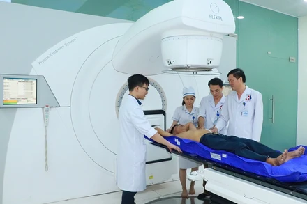 Bệnh viện Ung Bướu Nghệ An triển khai kỹ thuật xạ trị tại Trung tâm Xạ trị.
