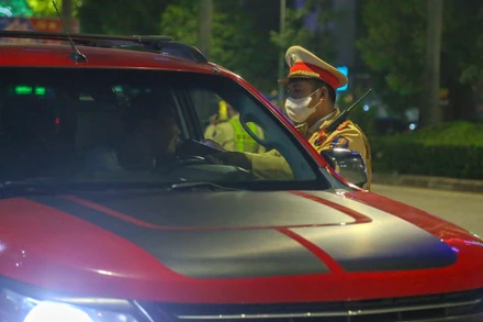 Cảnh sát giao thông thành phố Vinh tổ chức kiểm tra nồng độ cồn. (Ảnh Đình Tuyên)