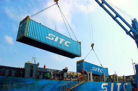 Tàu container vào nhận hàng tại cảng Cửa Lò.