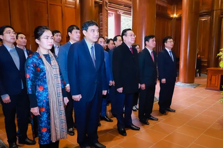 Chủ tịch Quốc hội Vương Đình Huệ cùng đoàn công tác dâng hương tưởng niệm Chủ tịch Hồ Chí Minh. (Ảnh: THÀNH DUY)