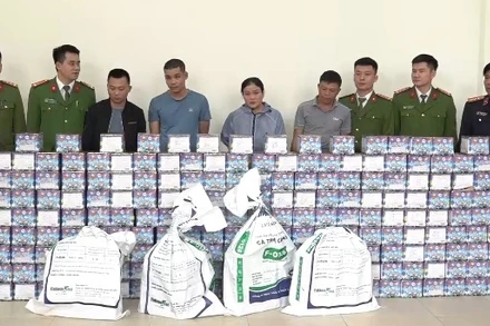 Các đối tượng và tang vật vụ án. (Ảnh do Công an Nghệ An cung cấp)