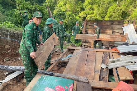 Đồn Biên phòng Mường Ải giúp người dân dựng lại nhà bị đổ do giông lốc.