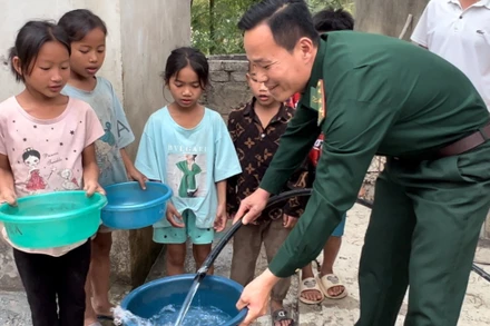 Bàn giao công trình nước sạch cho các nhà trường phục vụ sinh hoạt cho các cháu học sinh.