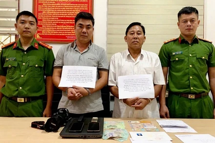 Hai đối tượng Hoàng Công Trình và Đặng Hữu Biểu bị công an Đô Lương bắt giữ.