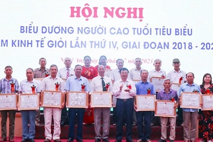 Tặng Bằng khen cho các cá nhân xuất sắc trong phong trào phát triển kinh tế. (Ảnh: Thanh Phúc)