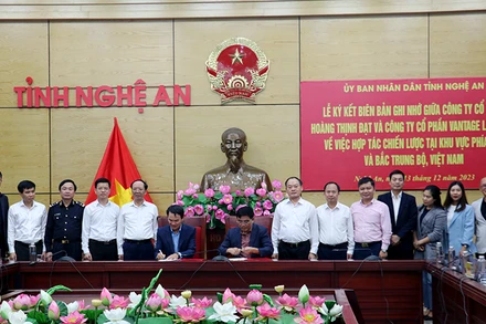 Lãnh đạo tỉnh Nghệ An chứng kiến buổi ký kết hợp tác phát triển logistics.