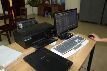 Cơ quan điều tra thu giữ nhiều tài liệu liên quan đến vụ án. (Ảnh: HỒNG NGỌC)