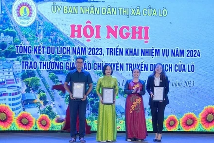 Trao cho các tác giả và nhóm tác giả đoạt giải Nhất.