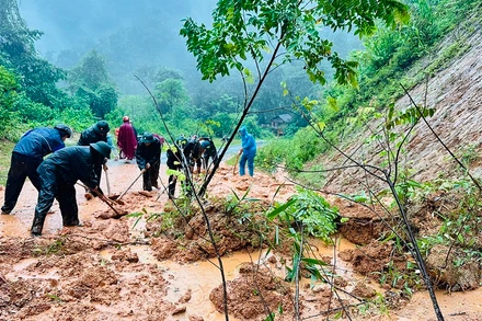 Đồn Biên phòng Tam Quang khắc phục các điểm sạt lở bảo đảm giao thông.