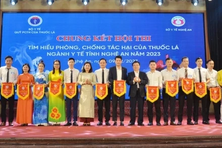 Tặng Cờ lưu niệm cho 16 đội về tham dự vòng chung kết hội thi. (Ảnh: Thành Chung)