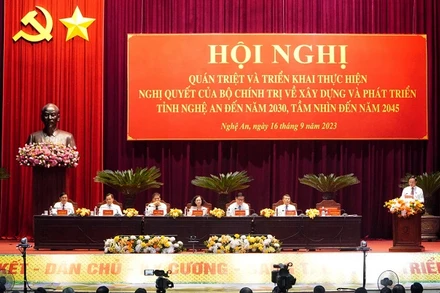 Đồng chí Trương Thị Mai cùng các đồng chí lãnh đạo chủ trì hội nghị.