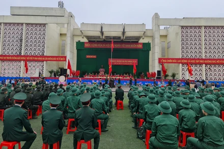 Thanh niên thành phố Vinh lên đường nhập ngũ.