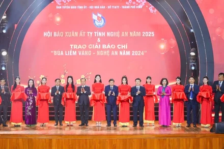 Lãnh đạo tỉnh Nghệ An cắt băng khai Hội trưng bày và đọc báo Xuân, chính thức mở cửa gian trưng bày và đọc báo Xuân Ất Tỵ tỉnh Nghệ An năm 2025.
