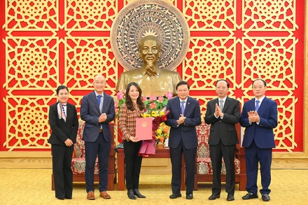 Lãnh đạo tỉnh Nghệ An trao Giấy chứng nhận đăng ký đầu tư dự án WHA Industrial Zone 2 cho Tập đoàn WHA. (Ảnh: THÀNH CƯỜNG)