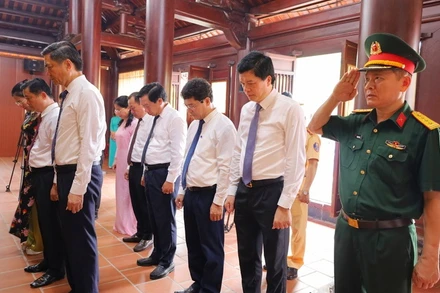 Đoàn lãnh đạo tỉnh Nghệ An dâng hoa, dâng hương tưởng niệm đồng chí Tổng Bí thư Lê Hồng Phong. (Ảnh: Kiều Hoa)