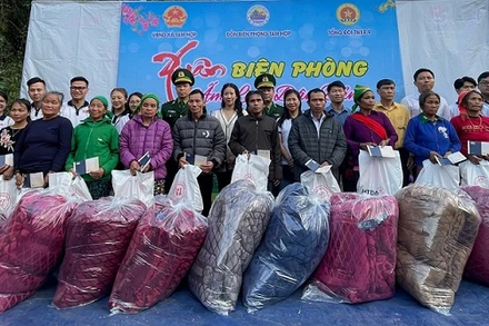 Đồn Biên phòng Tam Hợp tặng quà cho các hộ dân trên địa bàn.