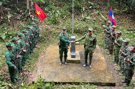 Đội trưởng tuần tra 2 bên thực hiện nghi thức tại cột mốc 382.