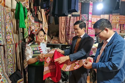 Du khách đến thăm quan và mua sắm các sản phẩm thổ cẩm ở bản Hoa Tiến. (Ảnh: Đình Phượng)