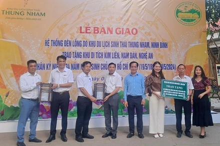 Lễ bàn giao đèn lồng cho Ban quản lý Khu Di tích lịch sử quốc gia đặc biệt Kim Liên.