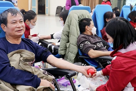 Nhiều người dân ở thành phố Vinh tham gia hiến máu, cứu người. Ảnh: Phan Quỳnh