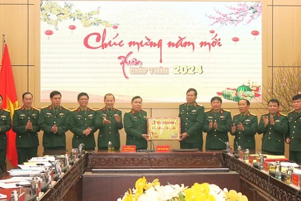 Bộ Tư lệnh Quân khu 4 chúc Tết Bộ Chỉ huy Quân sự tỉnh Nghệ An.