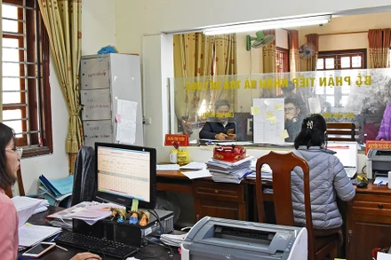 Phục vụ nhân dân chu đáo tại Trung tâm một cửa huyện Anh Sơn.