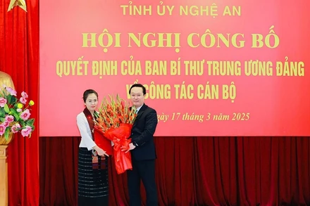 Bí thư Tỉnh ủy Nghệ An Nguyễn Đức Trung trao Quyết định của Ban Bí thư Trung ương Đảng chuẩn y chức vụ Phó Bí thư Tỉnh ủy Nghệ An (nhiệm kỳ 2020-2025) cho đồng chí Võ Thị Minh Sinh. 